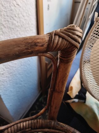 Silla de mimbre estilo rústico
