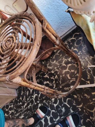 Silla de mimbre estilo rústico