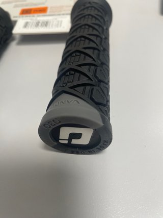 Manopole MTB Odi Vanquish V2.1 Lock-On Grigio Nero