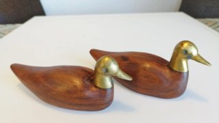 Una coppia di statuette di anatre in stile retrò