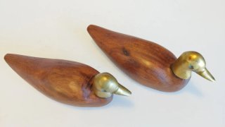 Una coppia di statuette di anatre in stile retrò