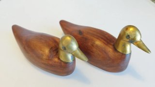 Una coppia di statuette di anatre in stile retrò