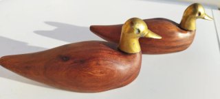 Una coppia di statuette di anatre in stile retrò