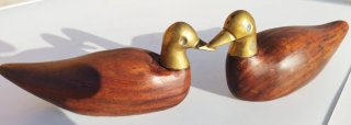 Una coppia di statuette di anatre in stile retrò