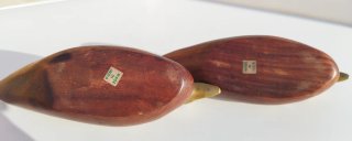 Una coppia di statuette di anatre in stile retrò