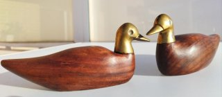 Una coppia di statuette di anatre in stile retrò