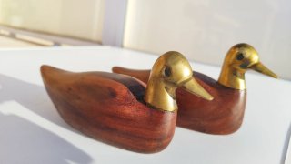 Una coppia di statuette di anatre in stile retrò