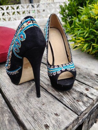 Tacones negros con bordado multicolor
