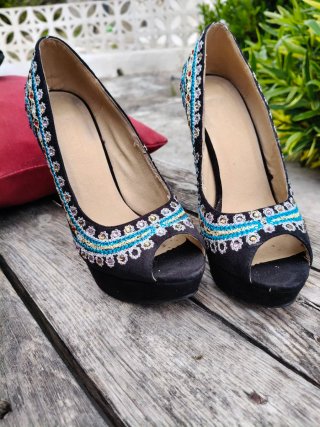 Tacones negros con bordado multicolor