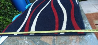 Alfombras enrolladas beige y rojo