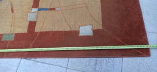 Alfombras enrolladas beige y rojo