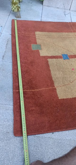 Alfombras enrolladas beige y rojo
