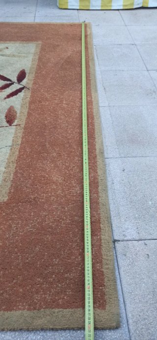 Alfombras enrolladas beige y rojo