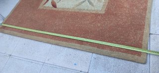 Alfombras enrolladas beige y rojo