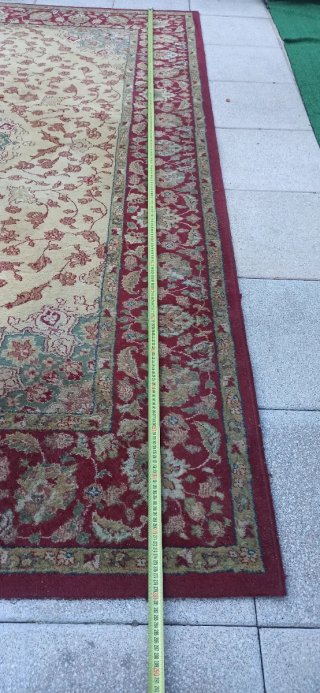 Alfombras enrolladas beige y rojo