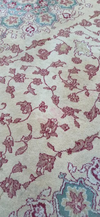 Alfombras enrolladas beige y rojo