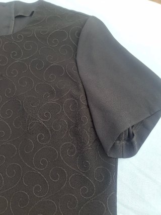 Blusa Talla 50 Negra Bordada. Medidas en descripci