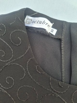 Blusa Talla 50 Negra Bordada. Medidas en descripci