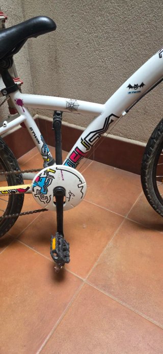 Bicicleta infantil blanca de 24 pulgadas