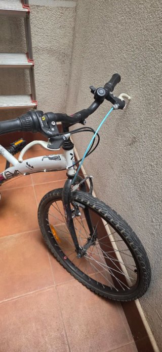 Bicicleta infantil blanca de 24 pulgadas