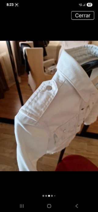 Chaqueta vaquera corta color blanco crudo.