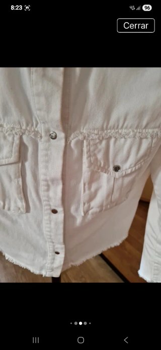 Chaqueta vaquera corta color blanco crudo.