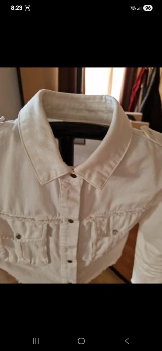 Chaqueta vaquera corta color blanco crudo.