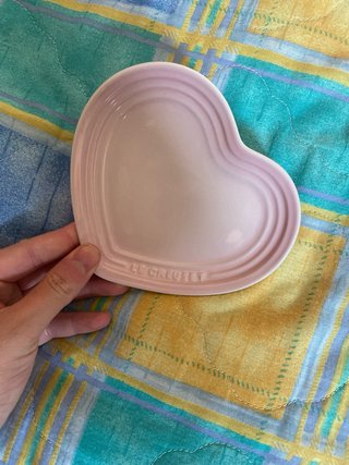 Piatto Le Creuset cuore rosa in gres