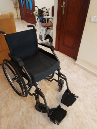 SILLA DE RUEDAS PARA INVALIDO,SE PLIEGA Y SE LE qu