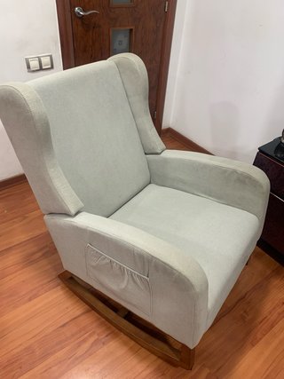 Poltrona dondolo in tessuto grigio chiaro