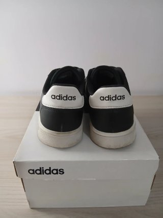 Scarpe Adidas nere e bianche
