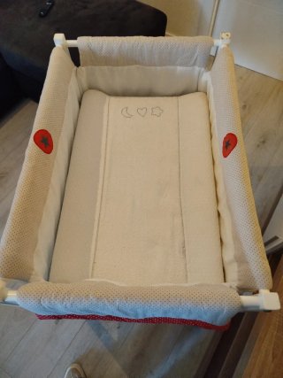 Minicuna de madera con ruedas