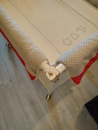 Minicuna de madera con ruedas
