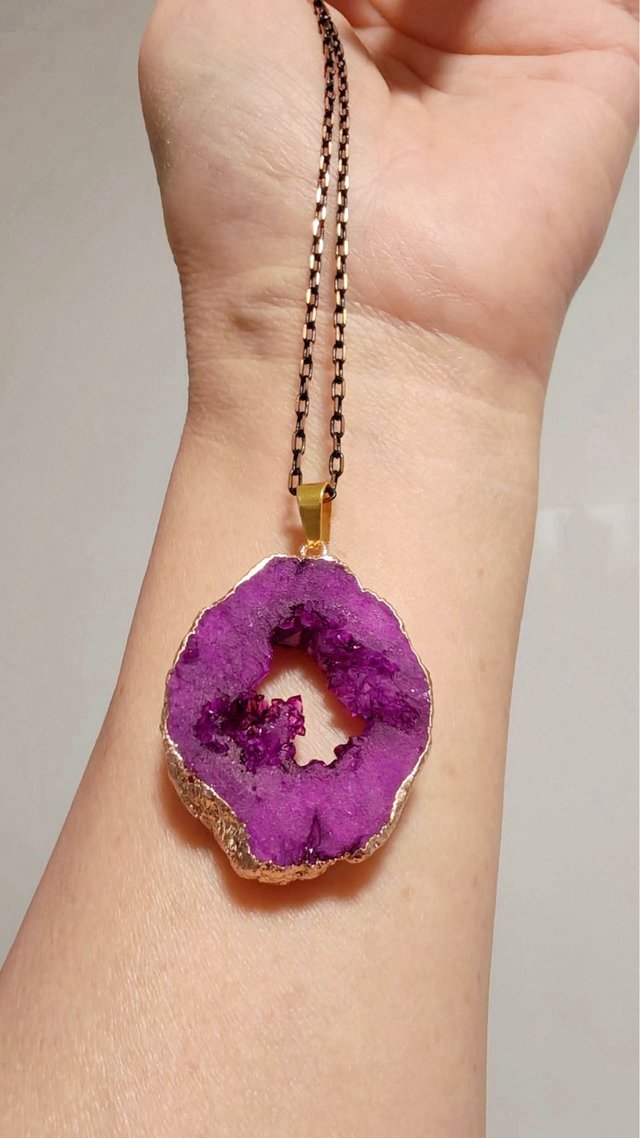 Colgante Geoda Ágata Morada Borde Dorado