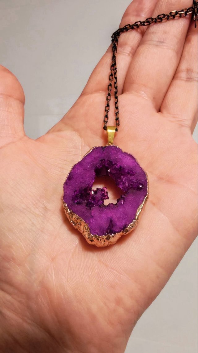Colgante Geoda Ágata Morada Borde Dorado