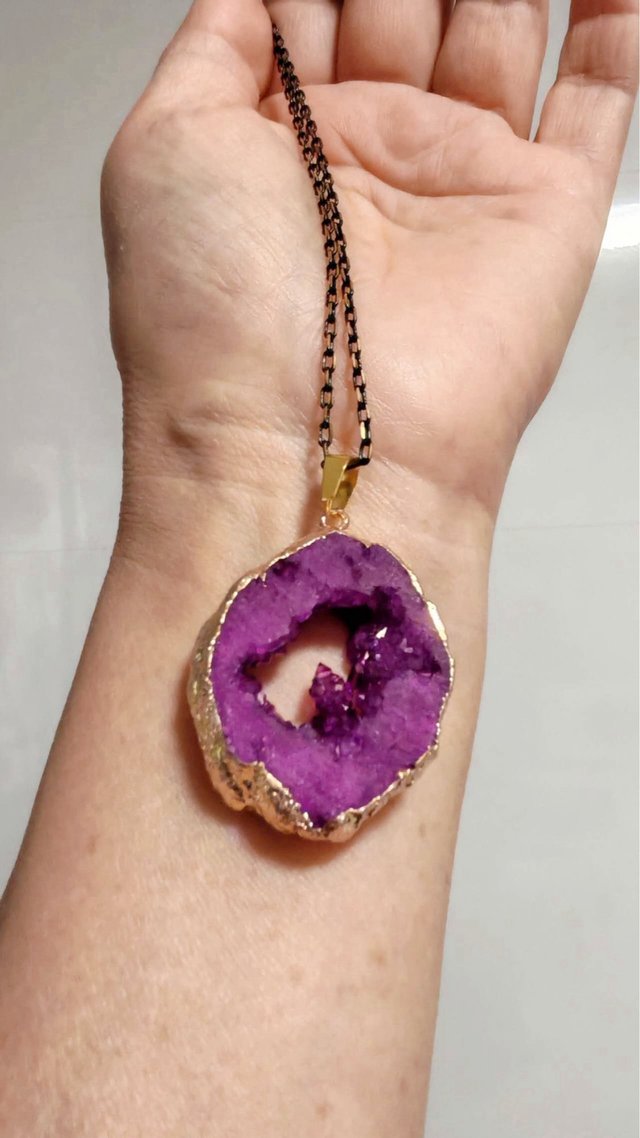 Colgante Geoda Ágata Morada Borde Dorado