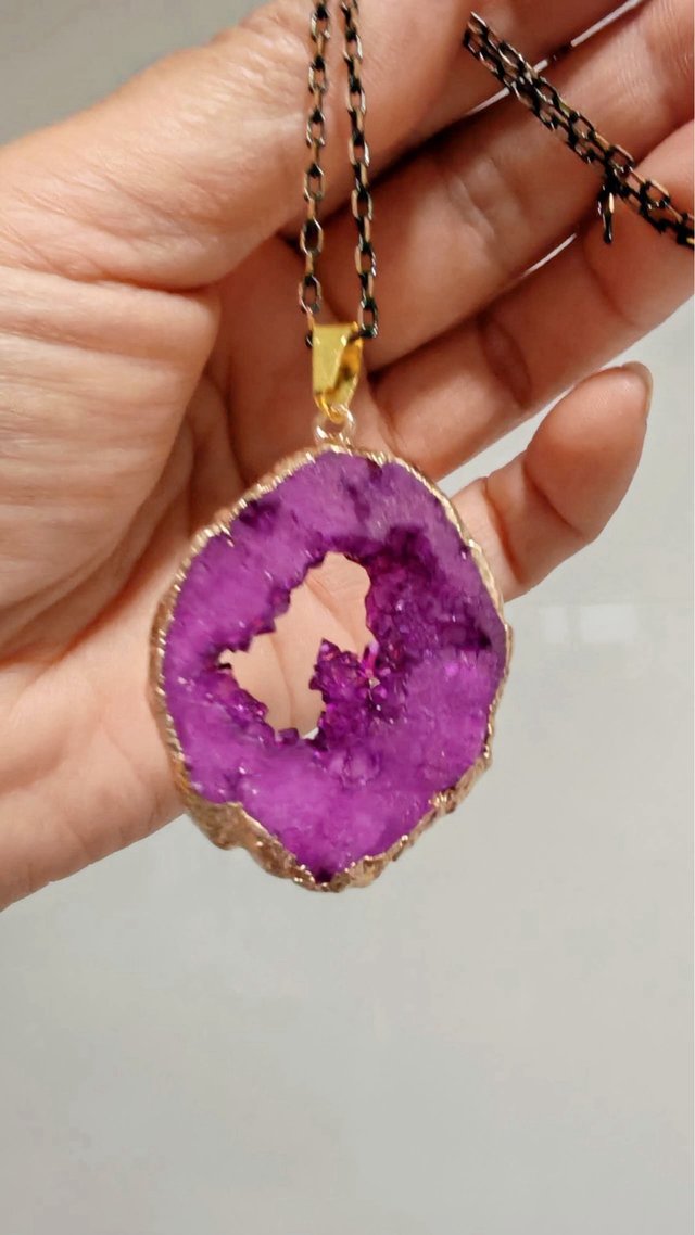 Colgante Geoda Ágata Morada Borde Dorado