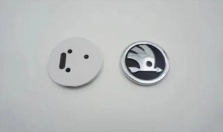 EMBLEMA DELANTERA CAPOT SKODA 90MM