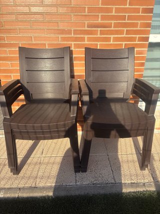 Sillas de jardín de plástico marrones