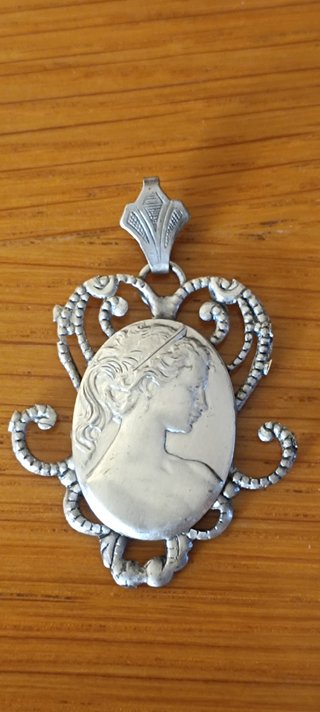 Antico ciondolo in metallo argentato in stile Art