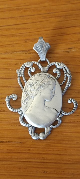 Antico ciondolo in metallo argentato in stile Art