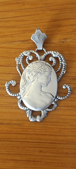 Antico ciondolo in metallo argentato in stile Art