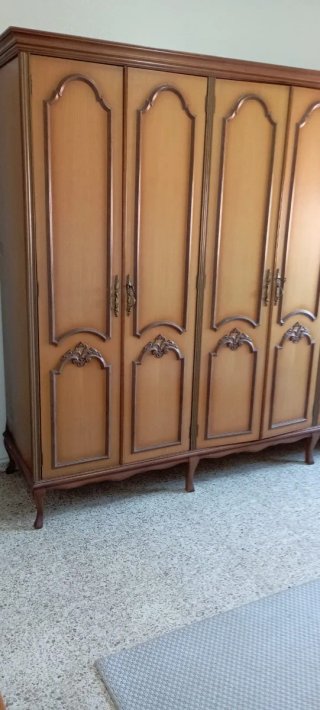 Armario de madera marrón