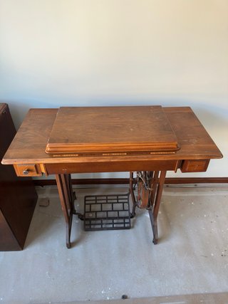 Mesa antigua con máquina de coser Alfa