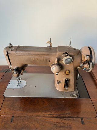 Máquina de coser Singer vintage con mueble