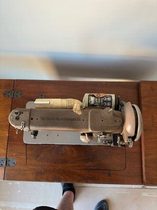 Máquina de coser Singer vintage con mueble