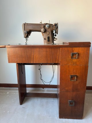 Máquina de coser Singer vintage con mueble