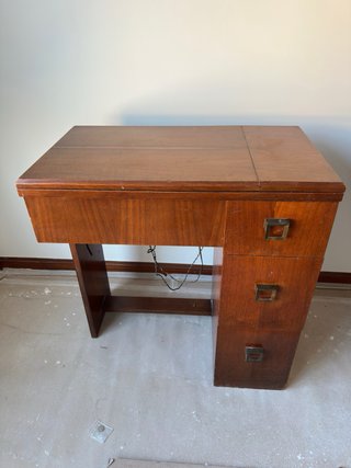 Máquina de coser Singer vintage con mueble