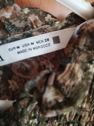 Blusa floral con hilos dorados
