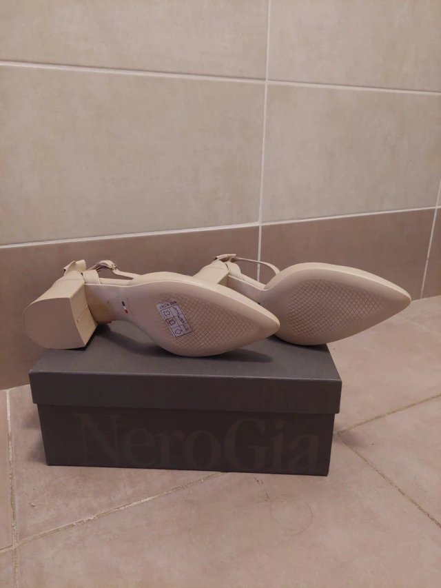 Zapatos de cuero NeroGiardini desnudos talla 39